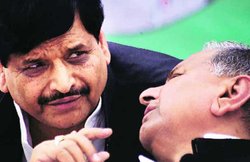 मुलायम बोले आमिर की पीड़ा समझे सरकार तो शिवपाल ने दे डाली UP में रहने की तरजीह