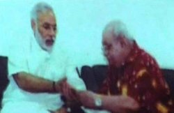 तांत्रिक के साथ नीतीश की फोटो के बाद मोदी भी फंसे, दारूवाला ने कहा-मोदी का हाथ देख चुका हूं