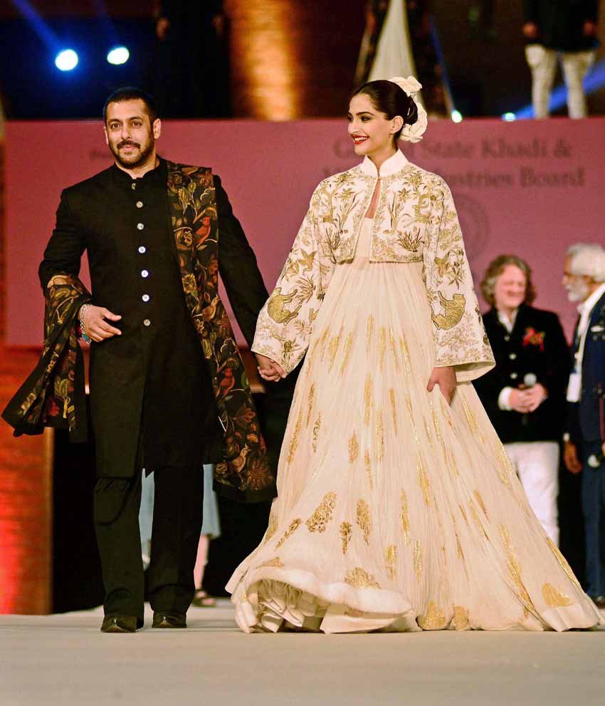सलमान खान, सोनम कपूर, हट्स टू हाई स्ट्रीट, एफडीसीआई, bollywood, salman khan, sonam kapoor, fashion designer, huts to high street khadi
