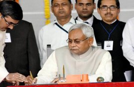नीतीश कुमार, नई कैबिनेट, नीतीश की कैबिनेट, 28 नए मंत्री, किसे मिला कौन सा पद, बिहार सरकार, आरजेडी, जेडीयू, राजद, जदयू, लालू यादव के बेटे, Nitish Kumar's cabinet, JDU, Nitish Kumar, sworn in, Bihar Chief Minister, Lalu yadav, Tejaswi Yadav, Deputy Chief Minister, Raj Bhawan, Tejwasi Yadav, Tej Pratap Yadav, Abdul Bari Siddiqui, RJD leader