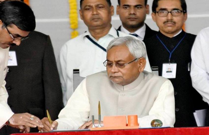 नीतीश कुमार, नई कैबिनेट, नीतीश की कैबिनेट, 28 नए मंत्री, किसे मिला कौन सा पद, बिहार सरकार, आरजेडी, जेडीयू, राजद, जदयू, लालू यादव के बेटे, Nitish Kumar's cabinet, JDU, Nitish Kumar, sworn in, Bihar Chief Minister, Lalu yadav, Tejaswi Yadav, Deputy Chief Minister, Raj Bhawan, Tejwasi Yadav, Tej Pratap Yadav, Abdul Bari Siddiqui, RJD leader