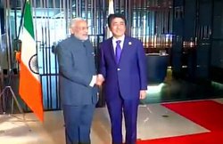 आसियान में उल्‍टा तिरंगा: काफी देर तक देखते रहे जापानी PM, कांग्रेस बोली- मोदी का ध्‍यान सिर्फ कैमरे पर