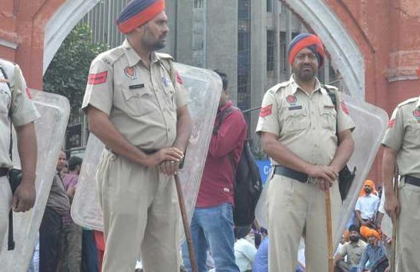 सड़क पर मिले धार्मिक ग्रंथों के फटे पन्ने, परेशानी में पुलिस