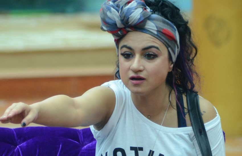 Bigg Boss 9: प्रिया मलिक ने कीश्वर पर फेंकी टॉयलेट तो…