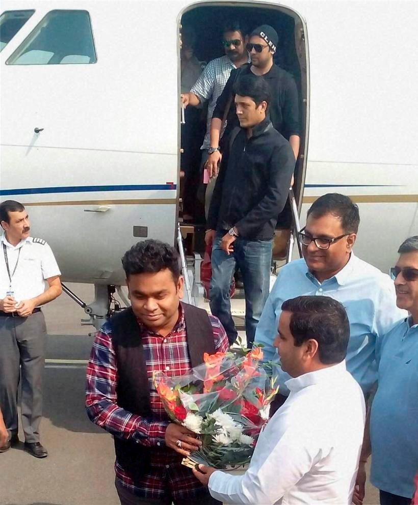 Mulayam singh yadav, mulayam singh yadav birthday, amar singh attend mulayam singh birthday, akhilesh yadav, A R rahman on mulayan birthday, cake ceremony of mulayan singh birthday, mulayam singh yadav mulayam singh yadav 76th birthday saifai uttar pradesh hindi news news in hindi hindi samachar hindi news headlines national