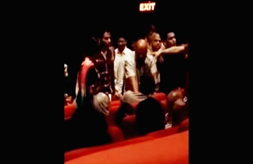 Standing for Anthem, Muslim family, leave theatre, national anthem, viral on social media, Muslim in India, intolerance, मुस्लिम परिवार, राष्‍ट्रगान, नेशनल एंथम, थिएटर, असहिष्‍णुता, मोदी सरकार, हिंदुत्‍व