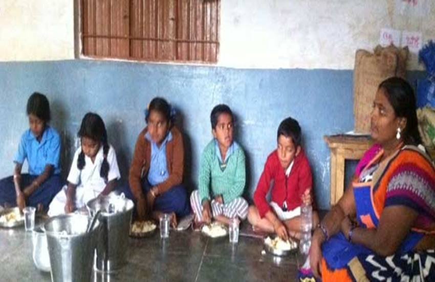 राधम्‍मा, दलित महिला, दलित कुक, स्‍कूल कुक, बच्‍चों ने खाना छोड़ा, मिड मील छोड़ा, जातिवाद, छुआछूत, कोलार स्‍कूल, Kolar school, mid day meal, Dalit woman, Dalit cook, Kagganahalli village, Radhamma, caste discrimination, school cook, news in hindi, hindi news, latest news, dalit cook news