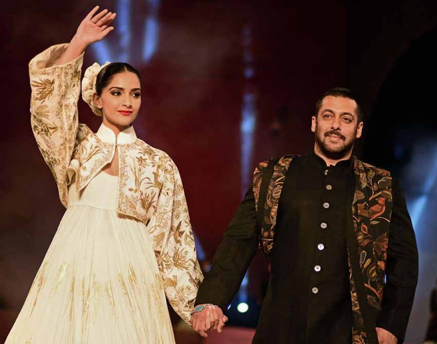 सलमान खान, सोनम कपूर, हट्स टू हाई स्ट्रीट, एफडीसीआई, bollywood, salman khan, sonam kapoor, fashion designer, huts to high street khadi
