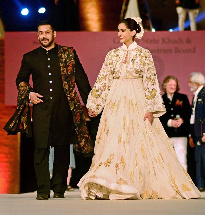 सलमान खान, सोनम कपूर, हट्स टू हाई स्ट्रीट, एफडीसीआई, bollywood, salman khan, sonam kapoor, fashion designer, huts to high street khadi