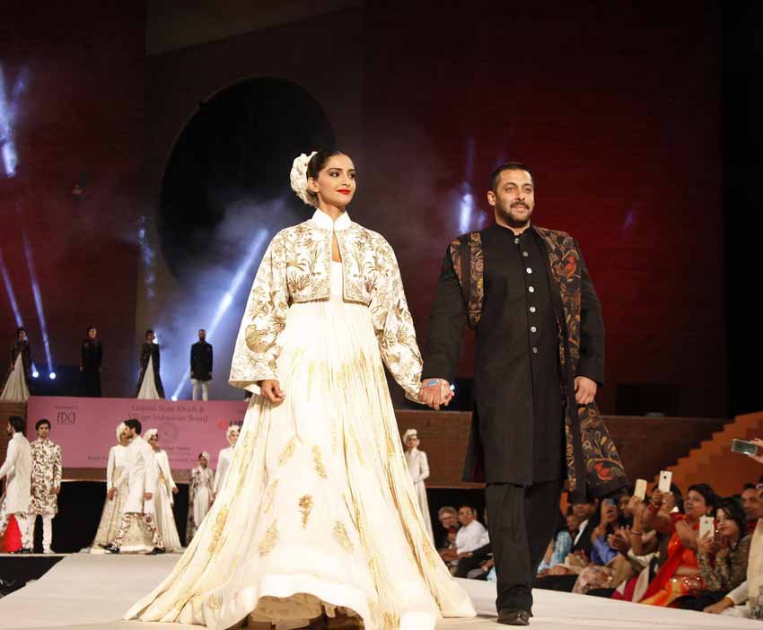 सलमान खान, सोनम कपूर, हट्स टू हाई स्ट्रीट, एफडीसीआई, bollywood, salman khan, sonam kapoor, fashion designer, huts to high street khadi