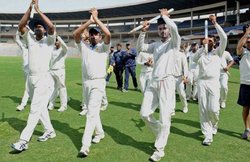 Ranji Trophy: कर्नाटक ने दिल्ली को दिया फालोआन, रेलवे ने आंध्र को हराया