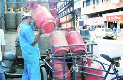 सावधान: बिना सब्सिडी वाले गैस सिलेंडर में 27.50 रुपए की बढ़ोतरी