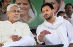 नीतीश के साथ डिप्‍टी CM पद की शपथ ले सकते हैं लालू के बेटे तेजस्‍वी, जानिए कौन-कौन है मंत्री पद की दौड़ में