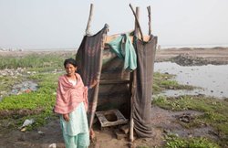 भारत में 60 फीसदी लोगों के पास नहीं है टॉयलेटः रिपोर्ट