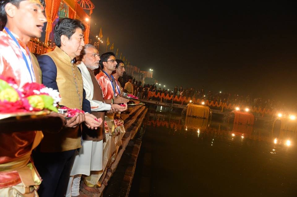 वाराणसी मोदी आबे, मोदी आबे, दशाश्वमेध घाट, गंगा आरती, मोदी जापानी पीएम, Shinzo Abe, Narendra modi, varanasi, abe in varanasi, abe varanasi visit, Dashashwamedh Ghat, Abe ganga arati, Modi abe varanasi visit, abe modi varanasi visit, japan pm varanasi, modi abe varanasi photos, abe varanasi photos, latest news, varanasi photos