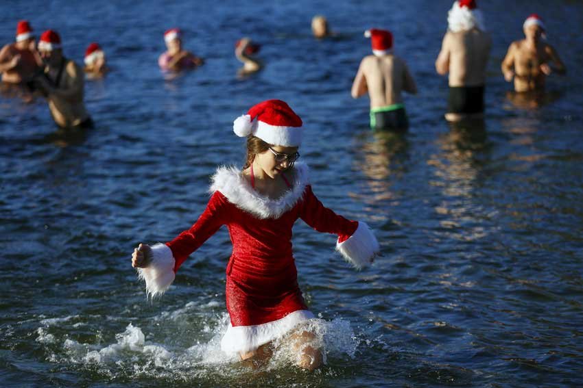 christmas celebartion in world, christmas photo gallery, christmas photos, christmas around the world, क्र‍िसमस 2015, क्रिसमस जश्‍न, क्रिसमस फोटोज, क्र‍िसमस दुनिया, क्रिसमस फोटो गैलरी, mary christmas