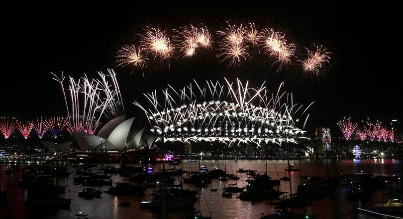 ऑस्ट्रेलिया के सिडनी में नए साल के स्वागत के दौरान हार्बर ब्रिज और ओपेरा हाउस के ऊपर आतिशबाजी का खूबसूरत नजारा। (एपी फोटो)