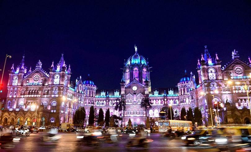 नए साल के स्वागत में सजा मुंबई का सीएसटी स्टेशन। (पीटीआई फोटो)