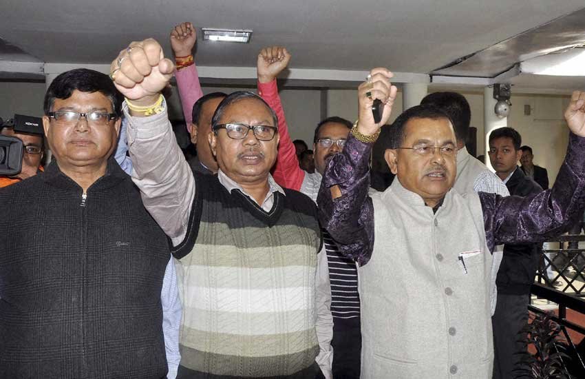 विधानसभा से बाहर निकाले जाने के बाद भाजपा विधायक नारे लगाते हुए। (पीटीआई फोटो)