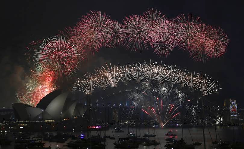 ऑस्ट्रेलिया के सिडनी में नए साल के स्वागत के दौरान हार्बर ब्रिज और ओपेरा हाउस के ऊपर आतिशबाजी का खूबसूरत नजारा। (एपी फोटो)