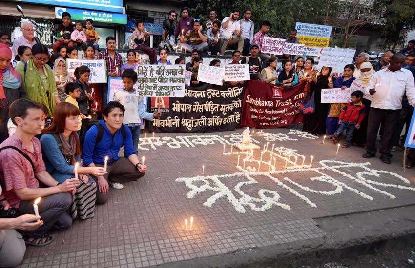 भोपाल गैस कांड की 31वीं बरसी पर हादसे के सैकड़ों पीड़ितों और देश विदेश से आए उनके समर्थकों ने गुरुवार को यहां बंद पड़े यूनियन कारबाइड कारखाने तक रैली निकाली।(पीटीआई पफोटो)