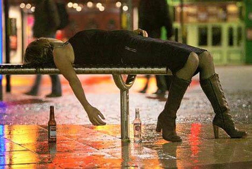 PHOTOS: क्रिसमस से पहले ब्रिटेन की सड़कों पर नशे में ऐसे मचा हुड़दंग