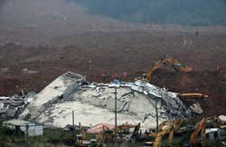 चीन में 60 घंटे बाद मलबे से दो लोग जिंदा मिले