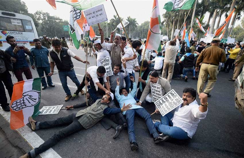 नेशनल हेराल्ड केस में नरेंद्र मोदी सरकार के खिलाफ नई दिल्ली के तीम मूर्ति के पास प्रदर्शन करते कांग्रेसी कार्यकर्ता। (पीटीआई फोटो)