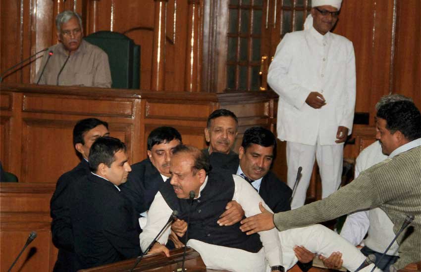 जनलोकपाल विधेयक पेश करने के दौरान सोमवार को भाजपा विधायक विजेंद्र गुप्ता को दिल्ली विधानसभा से बाहर ले जाते मार्शल। (पीटीआई फोटो)