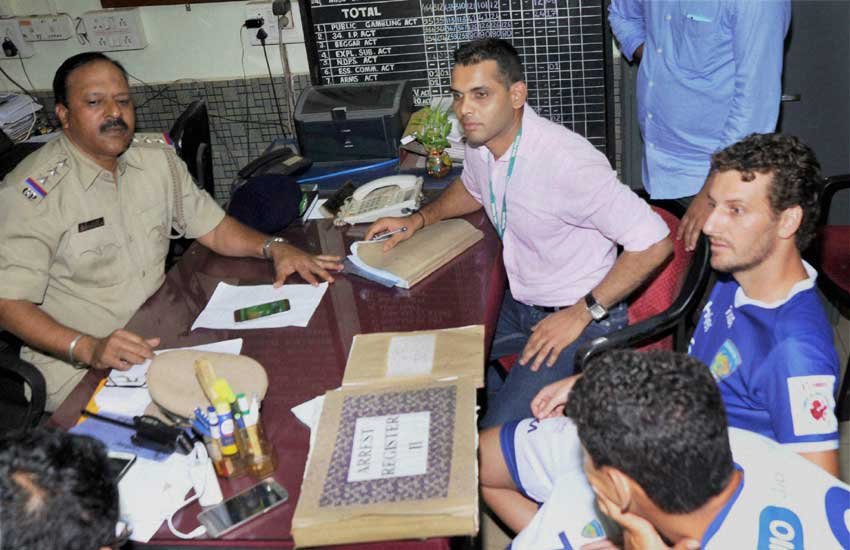 पुलिस स्टेशन में चेन्नईयिन एफसी के खिलाड़ी एलानो ब्लूमर। 