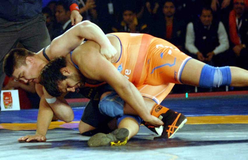 पेशेवर कुश्ती लीग में शनिवार को एक-दूसरे से भिड़ते पंजाब और हरियाणा के पहलवान।