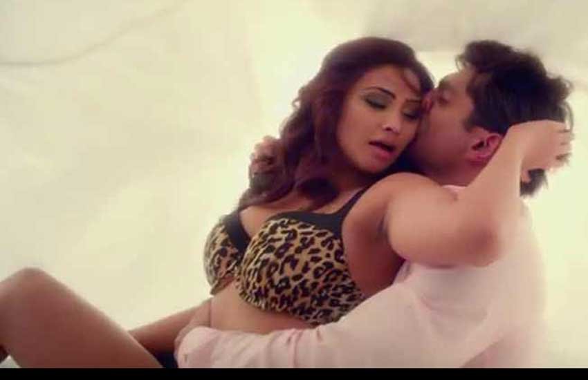 PHOTOS: तो इन सीन्‍स की वजह से सलमान को HATE STORY 3 दिखाने से डर रही हैं जरीन खान! अभिनेता सलमान खान के साथ ‘कैरेक्टर ढीला’ गाने में नजर आ चुकीं एक्‍ट्रेस जरीन खान का कहना है कि दबंग खान को बोल्ड किरदार निभाने वाली एक्‍ट्रेसेज पसंद नहीं हैं। हाल ही में रिलीज हुई ‘हेट स्टोरी 3’ में जरीन एक बोल्ड अंदाज में नजर आ रही हैं। सलमान को जरीन खान का मेंटर भी माना जाता है। वो पहली बार सलमान की फिल्‍म वीर में नजर आई थीं। जरीन ने कहा कि अभी तक उन्हें सलमान की फिल्म पर राय नहीं मिली है। जरीन ने कहा, ‘‘ मुझे नहीं पता कि उन्होंने फिल्म देखी है या नहीं। मैं फिल्म के प्रचार में व्यस्त थी और वो भी अपने कामों में मसरूफ हैं। सच कहूं तो मैंने उनसे फिल्म देखने को कहा भी नहीं क्योंकि मैं उनसे डरी हुई हूं। उन्हें लड़कियों को बोल्ड किरदार निभाना पसंद नही है।’’ बता दें कि हेट स्‍टोरी 3 बॉक्‍स ऑफिस पर बेहद कामयाब हो रही है। फिल्‍म में जरीन के अलावा करण ग्रोवर, शरमन जोशी और डेजी शाह भी हैं। फिल्‍म में हॉट सीन्‍स की भरमार है। आगे की स्‍लाइड्स में देखें, फिल्‍म के कुछ सीन्‍स में जरीन खान की फोटोज (YOUTUBE SCREENSHOTS) hate story 3 box office collections, Taran Adarsh tweet on Hate Story 3 Collection, हेट स्‍टोरी 3, हेट स्‍टोरी 3 रिव्‍यू, हिंदी समीक्षा हेट स्‍टोरी 3, करण सिंह ग्रोवर, डेजी शाह, जरीन खान, शरमन जोशी, विक्रम भट्ट, बॉलीवुड न्‍यूज, बॉलीवुड खबर, एंटरटेनमेंट न्‍यूज, Hate Story 3 Movie Review, Hate Story 3 Review in Hindi, Latest bollywood news in Hindi