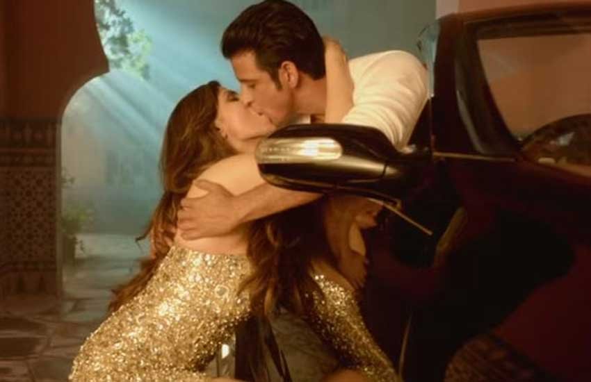 PHOTOS: तो इन सीन्‍स की वजह से सलमान को HATE STORY 3 दिखाने से डर रही हैं जरीन खान! अभिनेता सलमान खान के साथ ‘कैरेक्टर ढीला’ गाने में नजर आ चुकीं एक्‍ट्रेस जरीन खान का कहना है कि दबंग खान को बोल्ड किरदार निभाने वाली एक्‍ट्रेसेज पसंद नहीं हैं। हाल ही में रिलीज हुई ‘हेट स्टोरी 3’ में जरीन एक बोल्ड अंदाज में नजर आ रही हैं। सलमान को जरीन खान का मेंटर भी माना जाता है। वो पहली बार सलमान की फिल्‍म वीर में नजर आई थीं। जरीन ने कहा कि अभी तक उन्हें सलमान की फिल्म पर राय नहीं मिली है। जरीन ने कहा, ‘‘ मुझे नहीं पता कि उन्होंने फिल्म देखी है या नहीं। मैं फिल्म के प्रचार में व्यस्त थी और वो भी अपने कामों में मसरूफ हैं। सच कहूं तो मैंने उनसे फिल्म देखने को कहा भी नहीं क्योंकि मैं उनसे डरी हुई हूं। उन्हें लड़कियों को बोल्ड किरदार निभाना पसंद नही है।’’ बता दें कि हेट स्‍टोरी 3 बॉक्‍स ऑफिस पर बेहद कामयाब हो रही है। फिल्‍म में जरीन के अलावा करण ग्रोवर, शरमन जोशी और डेजी शाह भी हैं। फिल्‍म में हॉट सीन्‍स की भरमार है। आगे की स्‍लाइड्स में देखें, फिल्‍म के कुछ सीन्‍स में जरीन खान की फोटोज (YOUTUBE SCREENSHOTS) hate story 3 box office collections, Taran Adarsh tweet on Hate Story 3 Collection, हेट स्‍टोरी 3, हेट स्‍टोरी 3 रिव्‍यू, हिंदी समीक्षा हेट स्‍टोरी 3, करण सिंह ग्रोवर, डेजी शाह, जरीन खान, शरमन जोशी, विक्रम भट्ट, बॉलीवुड न्‍यूज, बॉलीवुड खबर, एंटरटेनमेंट न्‍यूज, Hate Story 3 Movie Review, Hate Story 3 Review in Hindi, Latest bollywood news in Hindi
