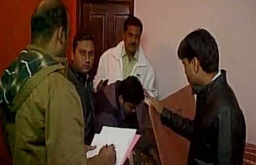 Crorepati constable, Lokayukta raid, 5 houses, 3 cars, SUV, Lokayukta police, RTO head constable, Head constable, Arun Singh, corruption, लोकायुक्‍त छापा, हेड कॉन्‍स्‍टेबल, करोड़पति हेड कॉन्‍स्‍टेबल, एमपी न्‍यूज, मध्‍य प्रदेश खबर, भ्रष्‍टाचार, corruption news