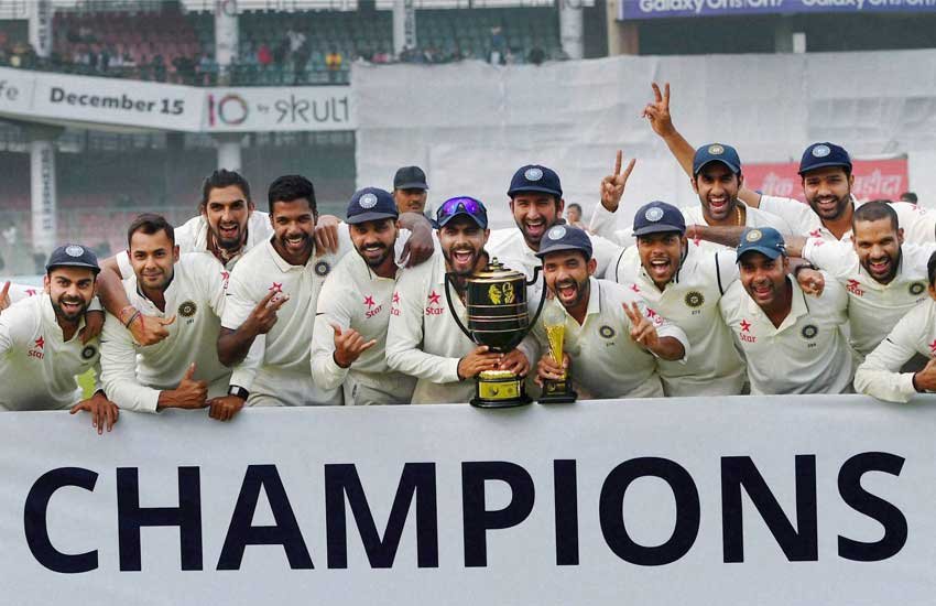 दक्षिण अफ्रीका के खिलाफ टैस्ट शृंखला में 3-0 से ऐतिहासिक विजय दर्ज करने के बाद सोमवार को फीरोजशाह कोटला मैदान पर ट्राफी के साथ भारतीय खिलाड़ी। यह पहला मौका है जब भारत ने किसी सीरीज में दक्षिण अफ्रीका का सूपड़ा साफ किया है।
