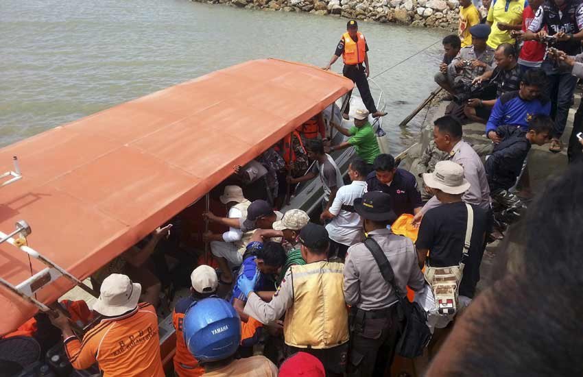 राहतदल नौका दुर्घटना में बचे सवारियों को एक अन्य नौका से सुरक्षित जगह पर उतारते हुए। (रॉयटर्स फाइल फोटो ) 