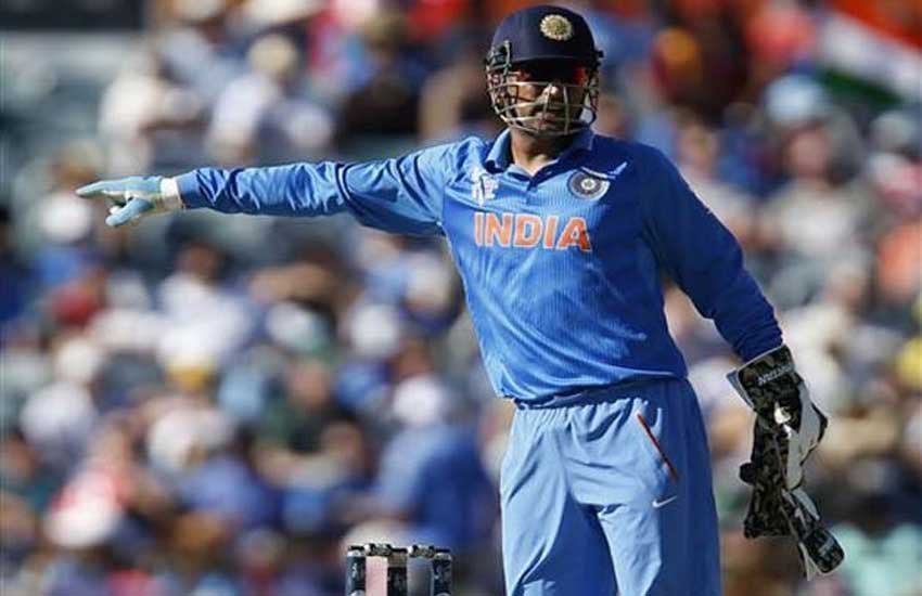 धोनी की अगुआई में विश्व कप में खिताब बचाने उतरी टीम इंडिया एकतरफा सेमीफाइनल में आस्ट्रेलिया से हार गई। माइकल क्लार्क की अगुआई में आस्ट्रेलिया ने मेलबर्न क्रिकेट ग्राउंड पर पहली बार फाइनल में पहुंचे न्यूजीलैंड को हराकर पांचवां विश्व खिताब जीता।