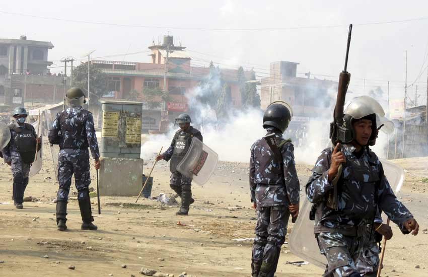 नेपाली पुलिस मधेसियों को हटाने के लिए आंसू गैस का इस्तेमाल करती हुई। (एपी फाइल फोटो)