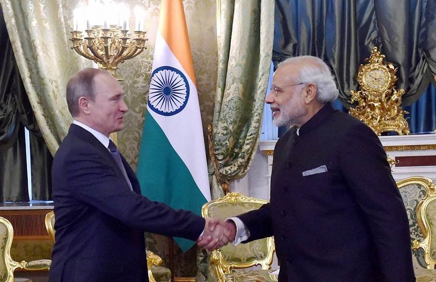 क्रेमलिन में भारत के प्रधानमंत्री नरेंद्र मोदी और रूस के राष्ट्रपति ब्लादिमीर पुतिन। 