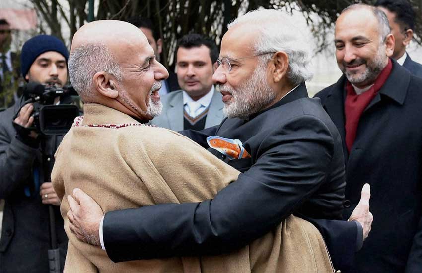 प्यार लेकर नूर आया, प्यार लेकर ताजगी : काबुल में शुक्रवार को नरेंद्र मोदी का गर्मजोशी से स्वागत करते अफगानिस्तान के राष्ट्रपति अशरफ गनी।