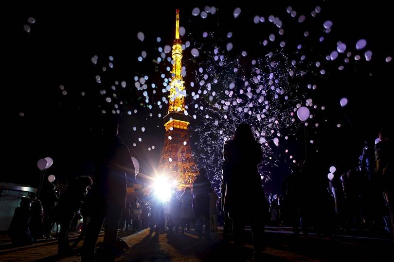 जापान की राजधानी टोकयो में लोकप्रिय टोकयो टावर के सामने स्थित होटल से लोगों ने गुब्बारे छोड़कर नए साल का स्वागत किया। (रॉयटर्स)