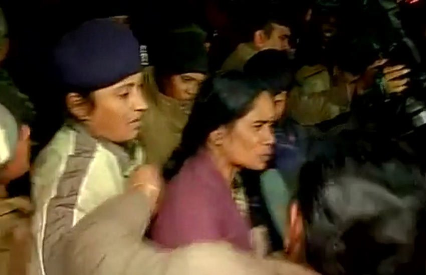 किशोर दोषी की रिहाई के खिलाफ प्रदर्शन करने के बाद पुलिस हिरासत में निर्भया की मां। (पीटीआई फोटो) 