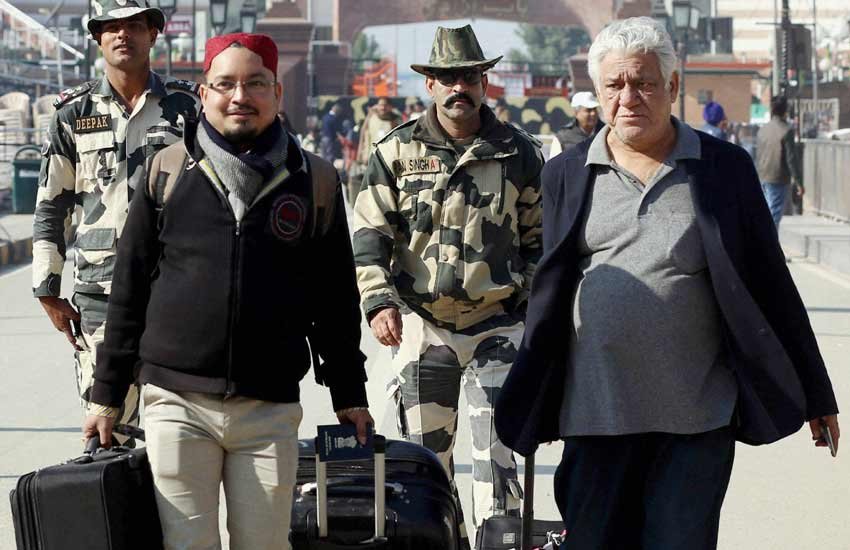 फिल्म फेस्टिवल में भाग लेकर पाकिस्तान से अटारी वाघा बॉर्डर से शनिवार को वापस लौटते ओम पुरी। 