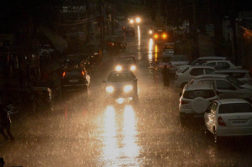 Weather news, weather update, lucknow weather, chennai rainfall, chennai rain, delhi fog, मौसम की खबर, दिल्ली मौसम, लखनऊ में अंधेरा, लखनऊ मौसम, चेन्नई बारिश, दिल्ली कोहरा, दिल्ली मौसम