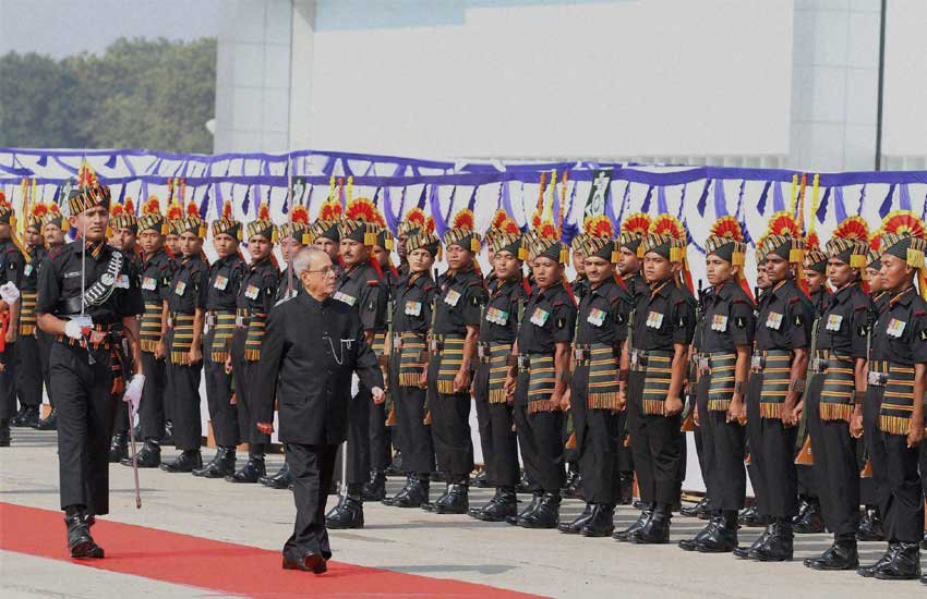 अमदाबाद के हवाई अड्डे पर सोमवार को गार्ड आफ आनर का निरीक्षण करते राष्ट्रपति प्रणब मुखर्जी। (पीटीआई फोटो)
