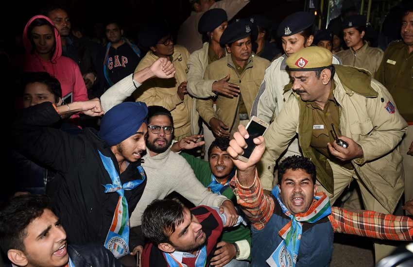 निर्भया कांड के किशोर अपराधी की रिहाई के खिलाफ राजधानी दिल्ली में विरोध करते छात्र। (पीटीआई फोटो)