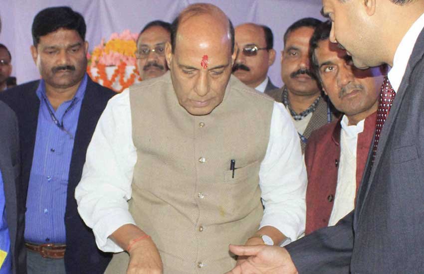 सोमवार को लखनऊ में एनआइए बिल्डिंग का मॉडल देखते हुए केंद्रीय गृहमंत्री राजनाथ सिंह।