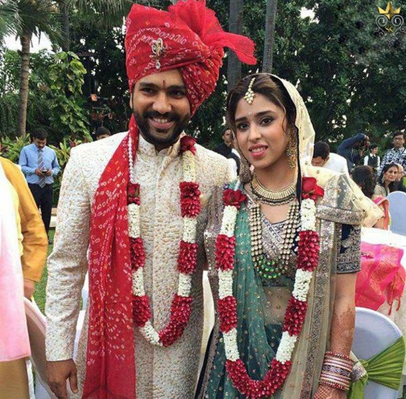 सुरेश रैना और हरभजन के बाद रोहित शर्मा ऐसे तीसरे क्रिकेटर रहे जिन्होंने शादी की। रोहित ने रितिका साजदेह संग सात फेरे लिए। उनके इस विवाह समारोह के गवाह बने सचिन तेंदुलकर, धोनी और युवराज।