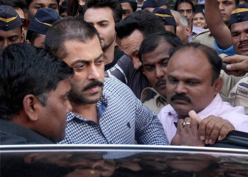 फैसला सुनने के बाद काली और सफेद रंग की चैक वाली शर्ट और जीन्स पहने हुए सलमान खान ने अपना सिर झुका लिया, गहरी सांस ली और गवाह के कठघरे से एक बार फिर न्यायाधीश की ओर देखा। फैसला सुनाने के बाद न्यायमूर्ति जोशी अदालत से चले गये जिसके बाद सलमान गवाह के कठघरे से आये और अपने परिवार तथा वकीलों से मिले।<br/><br/>तस्वीर में गुरुवार को मुंबई में 2002 में घटित हिट एंड रन मामले में रिहा होने के बाद अभिनेता सलमान खान बॉम्बे हाई कोर्ट से जाते हुए। (पीटीआई फोटो)