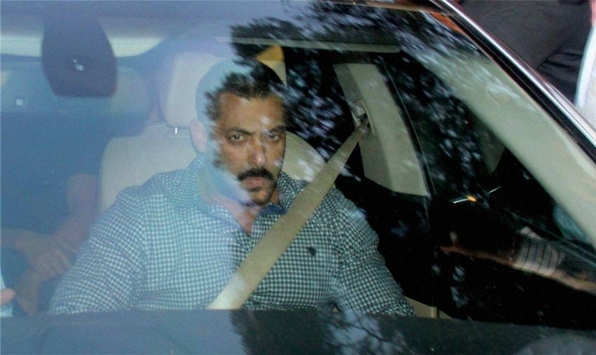 सलमान के वकील कानूनी औपचारिकताएं पूरी करने लगे, वहीं अभिनेता को दीवार से सटकर एक गाना गुनगुनाते हुए देखा गया। भावुक हो रहे सलमान रो पड़े, जिसके बाद सालों से उनकी सुरक्षा में लगे शेरा ने उनके पास आकर उनसे चेहरा दीवार की ओर करने को कहा ताकि लोग उन्हें रोता हुए नहीं देख सकें।<br/><br/>तस्वीर में गुरुवार को मुंबई में 2002 में घटित हिट एंड रन मामले में रिहा होने के बाद अभिनेता सलमान खान बॉम्बे हाई कोर्ट से जाते हुए। (पीटीआई फोटो)